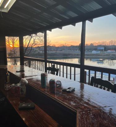 Mid America Casa | Ledgerock lake house! Boat included march-October,outside bar, Pool table,family fun center