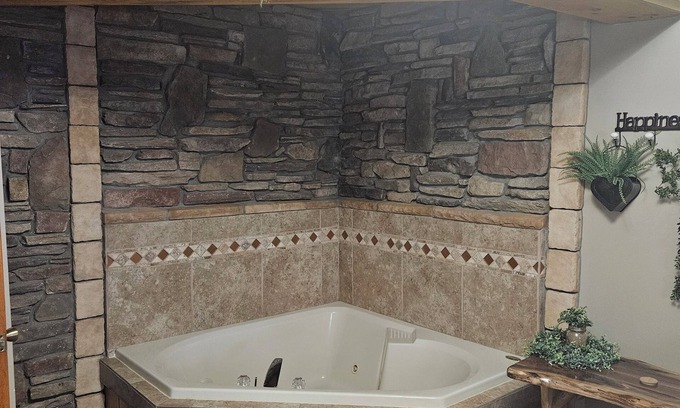 Bristolville Casa | Ledgestone Farms-Quiet Country Apartment
