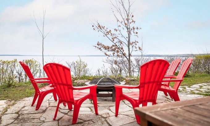 Suttons Bay Cabina | Lee Point Classic Cabins on West Bay with Hot Tub