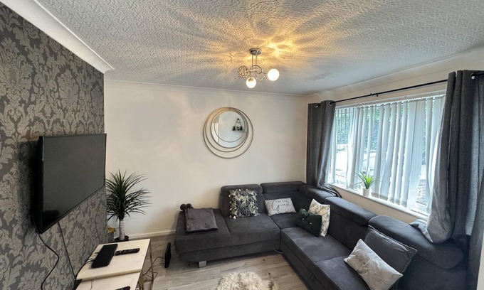 Leeds Casa | Leeds - 3 Bedrooms - 1Bathroom - Parking - WiFi