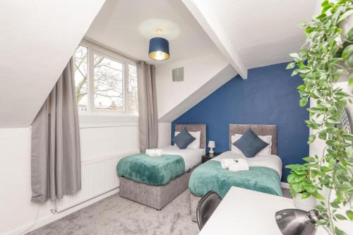 Harehills Casa | Leeds 4-Bed House - Sleeps 9 Free Parking & WiFi