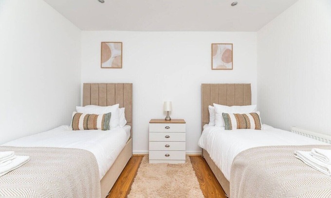 Pudsey Casa | Leeds Contractor Home | Parking | Yorksha Property