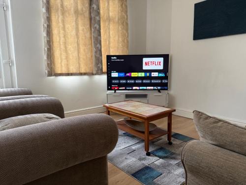 Leeds Casa | Leeds Serviced Accommodation - Apartments - 3 Bed House-Close To Centre -M621 & M1 - Contractors - Business Travellers - Families