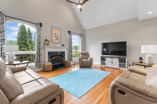 Southmont Casa | Leeloo's on the Lake - Sleeps 12