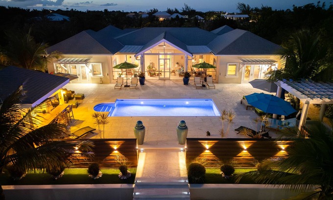 Leeward Settlement Casa | Leeward Canal, Grace Bay - Kayaks, SUPs & Beautiful Pool - Villa Cariad