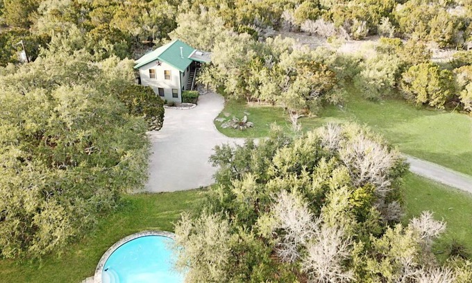 Driftwood Casa | Elegancia rural - Disfruta de Hill Country con todas las campanas y silbidos. Piscina, FirePit y ropa de cama de lujo!