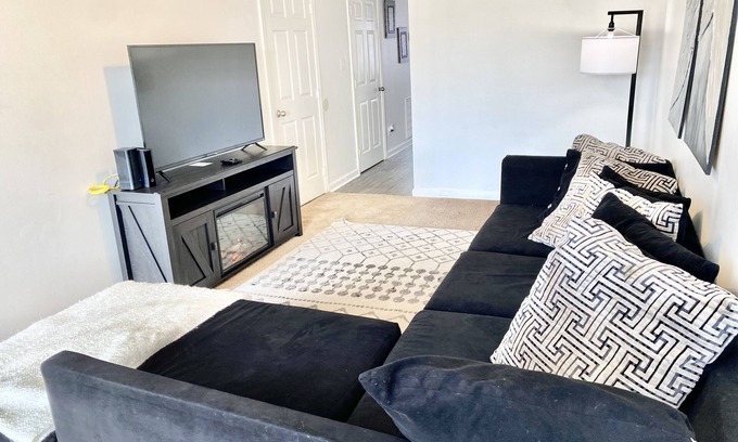 Clarksville Casa | Legacy Pad! Spacious 2 bed townhome with modern vibes