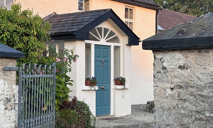 Thomastown Otro | Legan Castle Farmhouse Irish Countryside Escape with Hot Tub