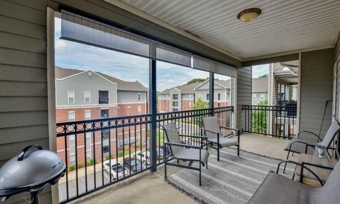 Tuscaloosa Condominio | Legends Landing - close to campus, shopping, and more! Complex pool!