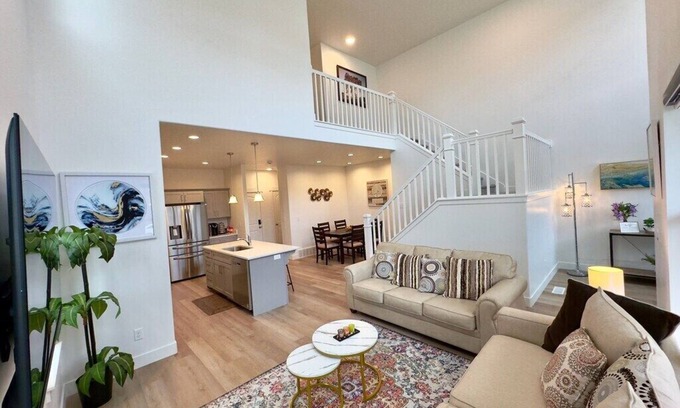 Lehi Casa | Lehi Retreat:Silicon Slopes/Thanksgiving Pt: Swimming Pool,Fully Stocked Kitchen