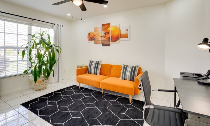 Lehigh Acres Casa | Lehigh Acres Home w/ Screened Porch & Lake View!