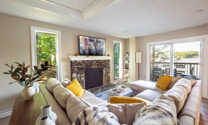 Leicester Casa | Leicester Lake Front Home, Come Relax!