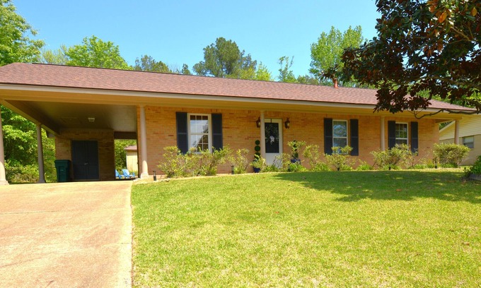 Tupelo Casa | Leighton Rambler! In town close to restaurants, shopping, and parks.