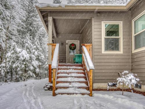 Rhododendron Casa | Leilani Cottage -Meredith Lodging