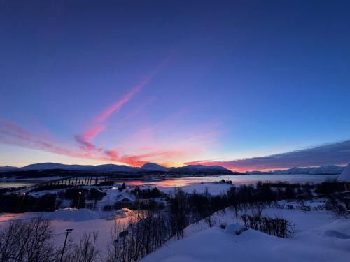 Kvaløysletta Apartamento | Leilighet med 1 soverom i Tromsø/Kvaløysletta med flott beliggenhet og god utsikt. Kort vei til flyplass.