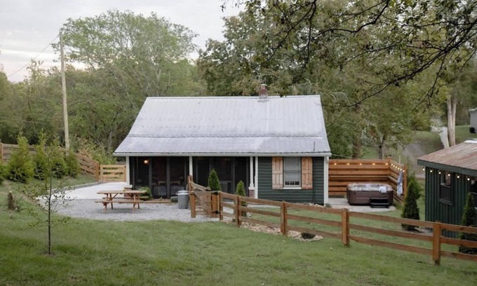 Leipers Fork Casa | Leipers Fork Village Bungalow w/ Hot Tub & Firepit