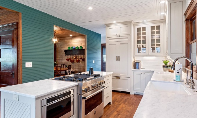 Franklin Cabaña | Leiper’s Retreat – Secluded 3 BDR Craftsman Home in Franklin Arts District!