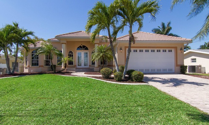 Yacht Club Villa | Vida de ocio en el Yacht Club, uno de los lugares más deseables de Cape Coral