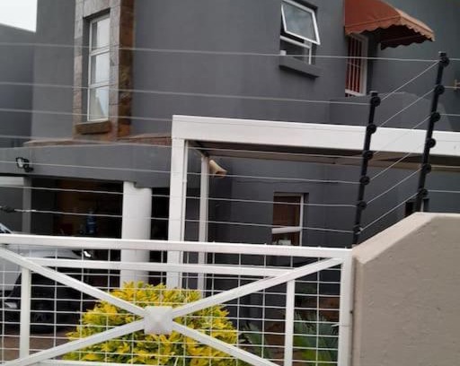 Faerie Glen Apartamento | Lelapa La Baphogole, self Catering 3 bedroom home