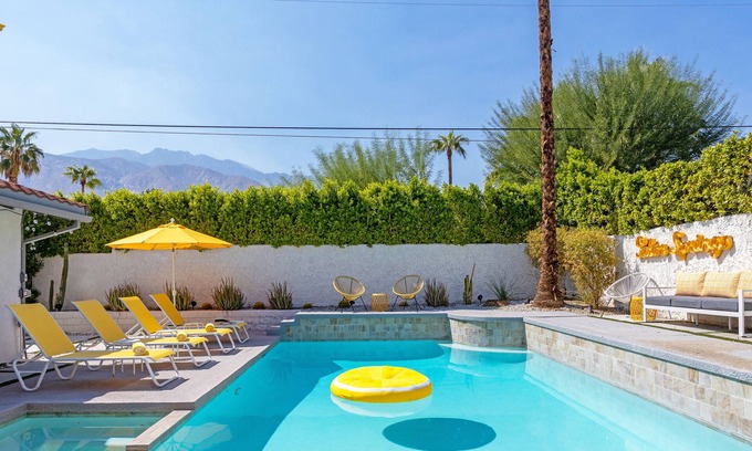 El Mirador Casa | Torcedura de limón - Super Swanky! Muy privado Palm Springs Pool Yard!
