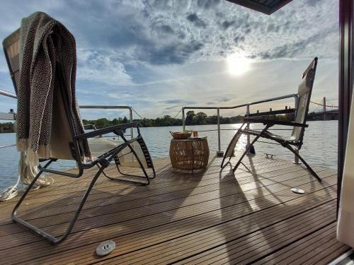 Psie Pole Alquiler De Eote | Lemuria Houseboat - pływający domek na wodzie