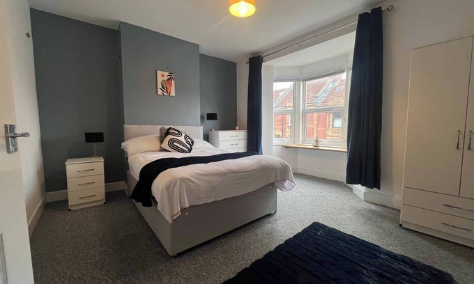 Easton Casa | Lena St - 3 Bedroom House - Sleeps 6 - WiFi