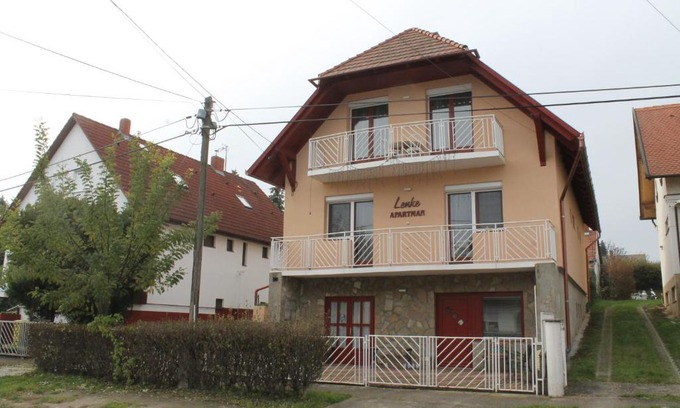 Balatonlelle Apartamento | Lenke Apartmanház