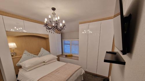Hale Village Casa | Lennon cottage