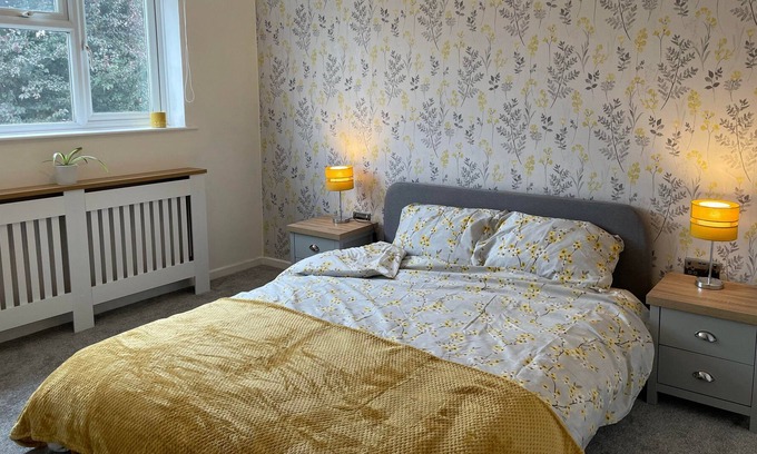 Leominster Casa | Leominster 3 Bedroom House, Parking Garden Private