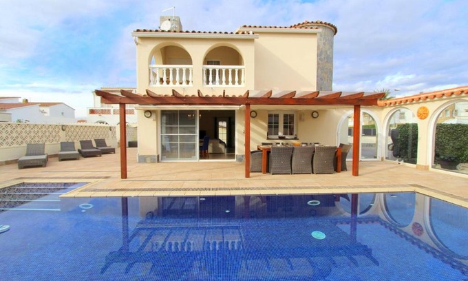 Empuriabrava Villa | LEON INMO Villa Loro - 14157