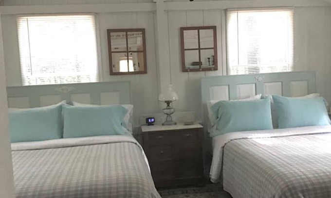 Hartshorn Cabaña | Leona’s Cottage -Uniquely Rustic Comfortably Cozy