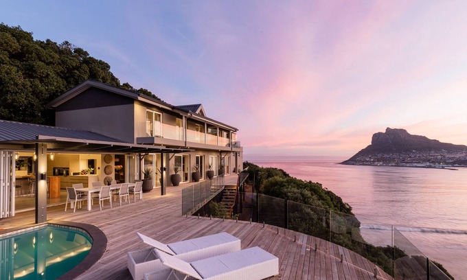 Scott Estate Casa | Leopard Rock arguably the most exclusive and prominent position in Hout Bay.
