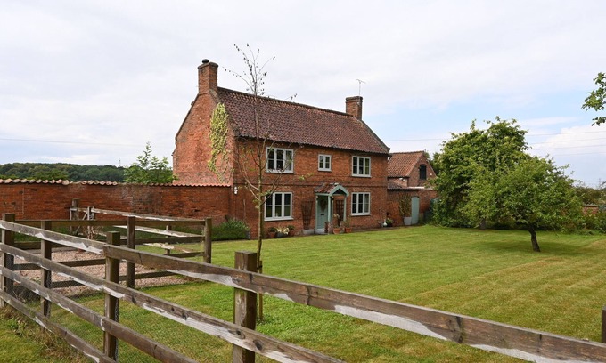 Lincoln Cabaña | Leos Holiday Cottage - stylish cottage, sleeps 10. Pet friendly.