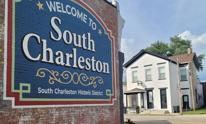 South Charleston Casa | LEOS LOFT- Private Spacious 2 BR Suite in charming town - Only 8 miles to I-70!
