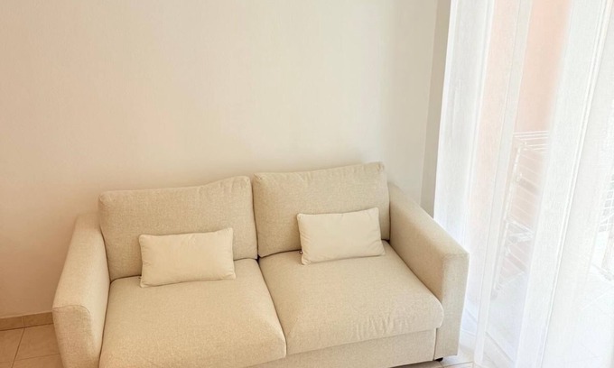 Cannes Apartamento | Les 3 Îles Location. Air-conditioned apartment 50m from Juan Les Pins beaches