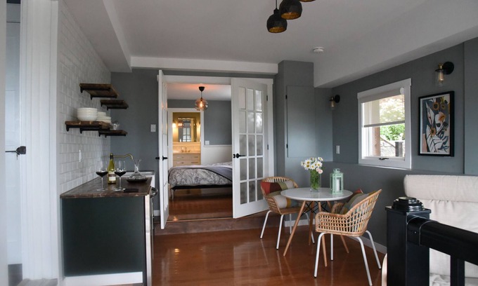 West Kelowna Estates Cama Y Desayuno | Les Chambres Roses B&B - Green Room (Private Suite with Lake View)