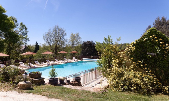Sarlat-la-Caneda Chalet De Esquí | Les Châtaigniers: chalet and swimming pool surrounded by nature in Sarlat itself