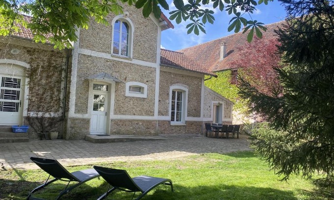 Crevecœur-en-Brie Casa | LES DOUVES, charmante dépendance du château