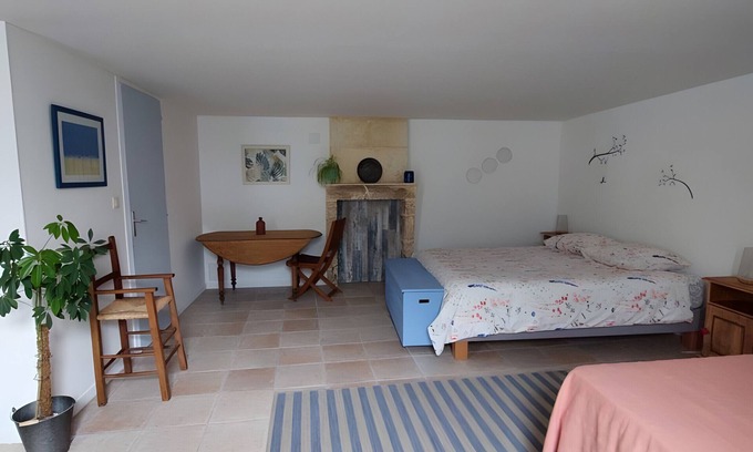 Saint-Romain-de-Benet Cama Y Desayuno | Les Fougères Guest Room – Space and Comfort in Saint-Romain-de-Benet