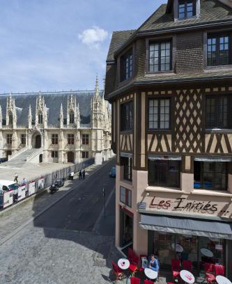 Quartier Vieux Marche-Cathedrale Hotel | Les Initiés