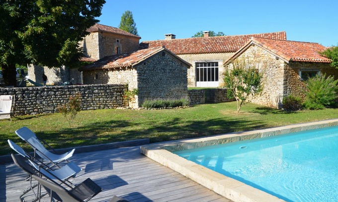Saint-Laurent-des-Batons Casa | Les Jaunies, magnificent, fully renovated farmhouse sleeping 20.