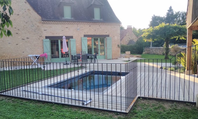 Prats-de-Carlux Casa | Les Lavandes Gîte 5 persons swimming pool garden in the countryside near SARLAT