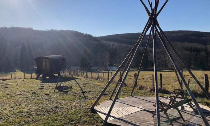 Moux-en-Morvan Otro | Les roulottes de cirque Les Settons