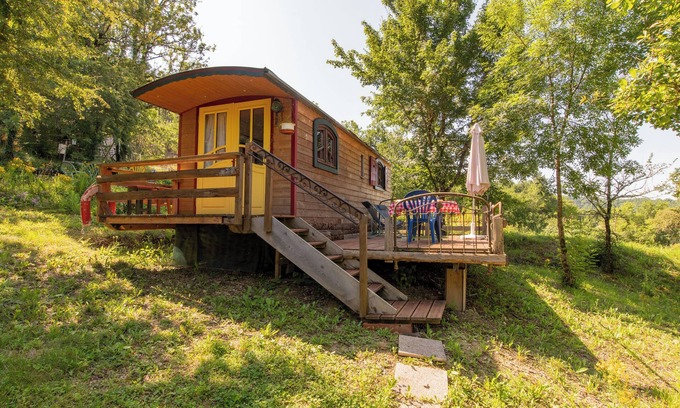 Villeneuve d'Aveyron Chalet De Esquí | LES ROULOTTES DE RITA, in the countryside, swimming pool, pets welcome!