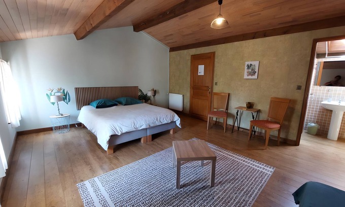 Saint-Romain-de-Benet Cama Y Desayuno | Les Violettes Guest Room – Comfort and Serenity in Saint-Romain-de-Benet