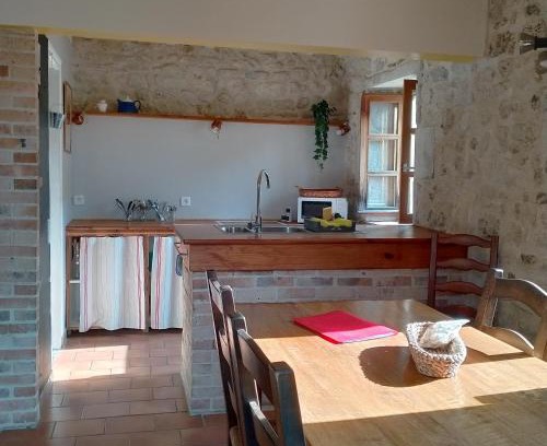 Saint-Clement-de-Regnat Casa | Les volets rouges