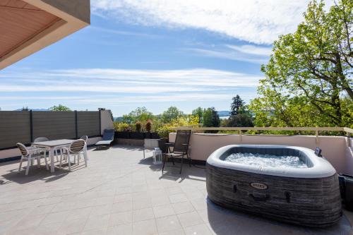 Lesa Apartamento | Lesa, Jacuzzi with Lakeview