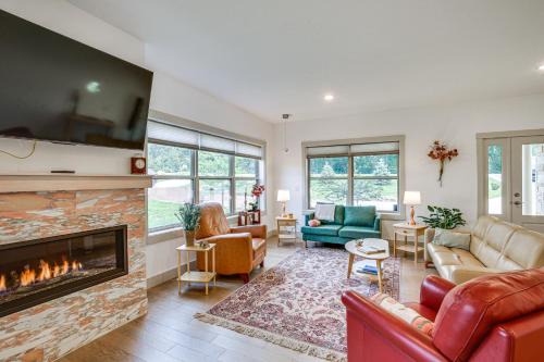 Pine Island Casa | Less Than 1 Mi to Dtwn Pine Island Updated Home with Yard!