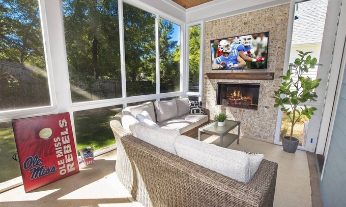 Oxford Cabaña | Less than 1 Mile to the Square! Outdoor Fireplace