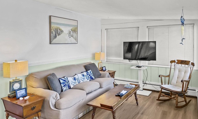 Harwich Port Casa | Less than 100 Feet to Beach Close to Town Updated Wifi Dog Friendly Cottage